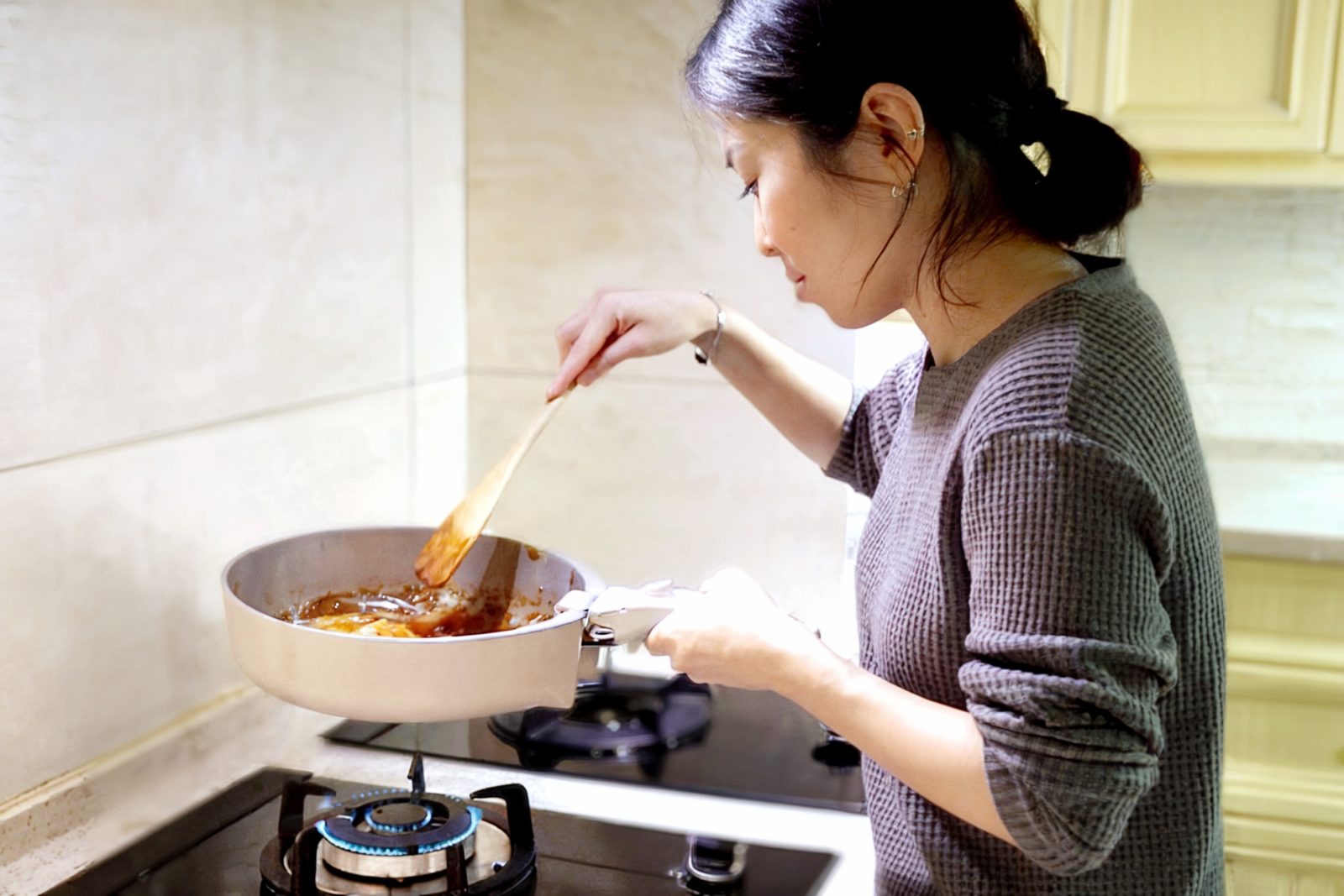 Cooking dinner in the cream V-Pan on a home gas stove